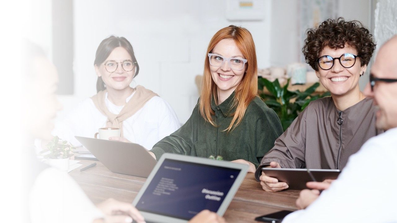 Fotka na pozadí s účastníky